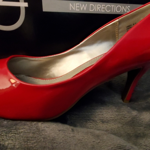 Red open toe pumps with box.  Worn once to a wedding. - Picture 3 of 11